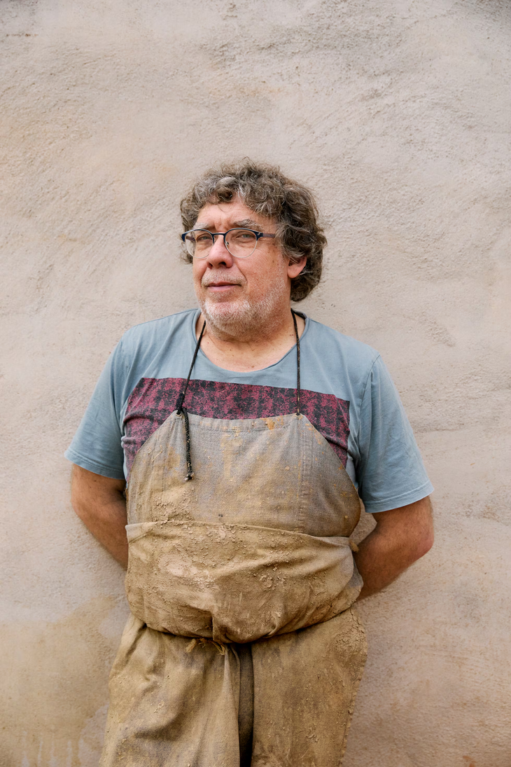 Carles Llarch moldea manualmente cada tinaja en su taller de Font-rub&iacute;, fusionando arqueolog&iacute;a y enolog&iacute;a. Foto: El Pa&iacute;s.