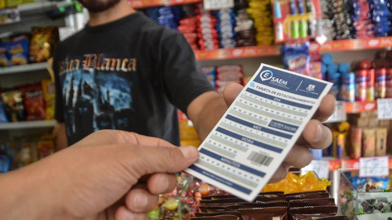 Los automovilistas optan por el sistema más viejo y quizá menos práctico a la hora de pagar el estacionamiento.