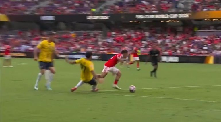 Benfica aplastó a Auckland con un penal inventado y en un partido eterno