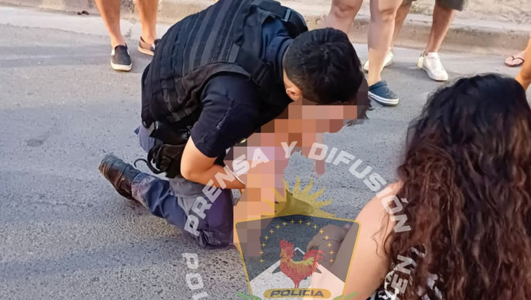 El bebé de un año fue salvado por el policía que le aplicó la Maniobra de Hemlich apenas arribaron a la vivienda de Neuquén. El bebé de un año fue salvado por el policía que le aplicó la Maniobra de Hemlich apenas arribaron a la vivienda de Neuquén.