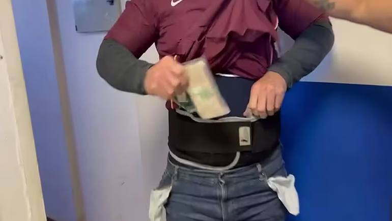 Intentó ingresar al país con 26 celulares de alta gama adheridos al cuerpo