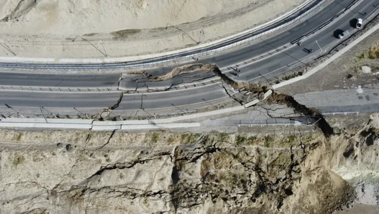 La grieta que se generó en la ruta 3 en Comodoro Rivadavia
