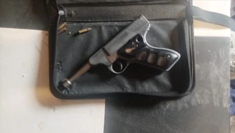 El arma que fue secuestrada por la policía y que se sospecha que Adrián Quiroga utilizó al entrar a robar en una casa de Caleta Olivia, en Santa Cruz. El arma que fue secuestrada por la policía y que se sospecha que Adrián Quiroga utilizó al entrar a robar en una casa de Caleta Olivia, en Santa Cruz.
