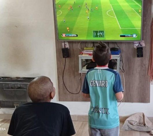 Genaro y Thiago jugando a la play. Juntos eran felices.