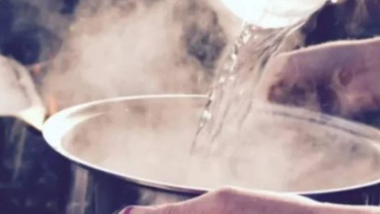 Indignante: Le arrojó agua hirviendo a su pareja y también agredió a su bebé