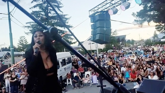 Clauedette King, la hija menor del Rey del Blues, durante su presentación en una plaza de Trevelin colmada: es su segunda visita a la Argentina.
