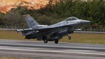 Los aviones F-16 que Argentina comprará a la Fuerza Aérea de Dinamarca. Foto: EFE.