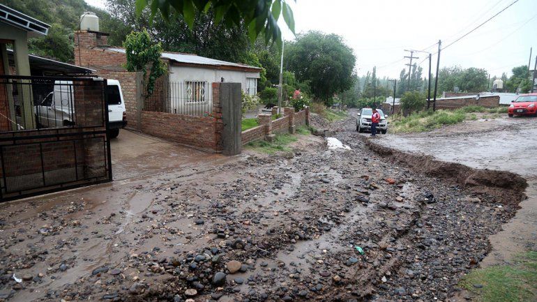 En la calle Los Olmos el agua socavó las calles y dejó amplios surcos.