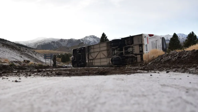 Video: por el hielo volcó un colectivo y hubo 8 heridos