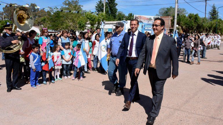 Omar Gutiérrez encabezó el nuevo aniversario de la localidad con el intendente.