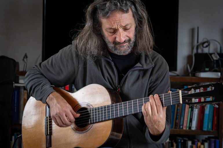 El guitarrista Federico Piterbarg de extensa y destacada carrera musical.