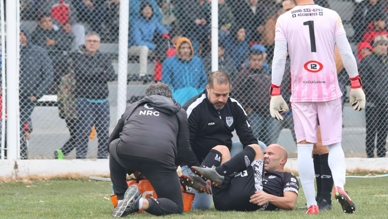 José Michelena en el momento donde recibe asistencia en el campo de juego de La Visera. Fotos: Anahí Cárdena