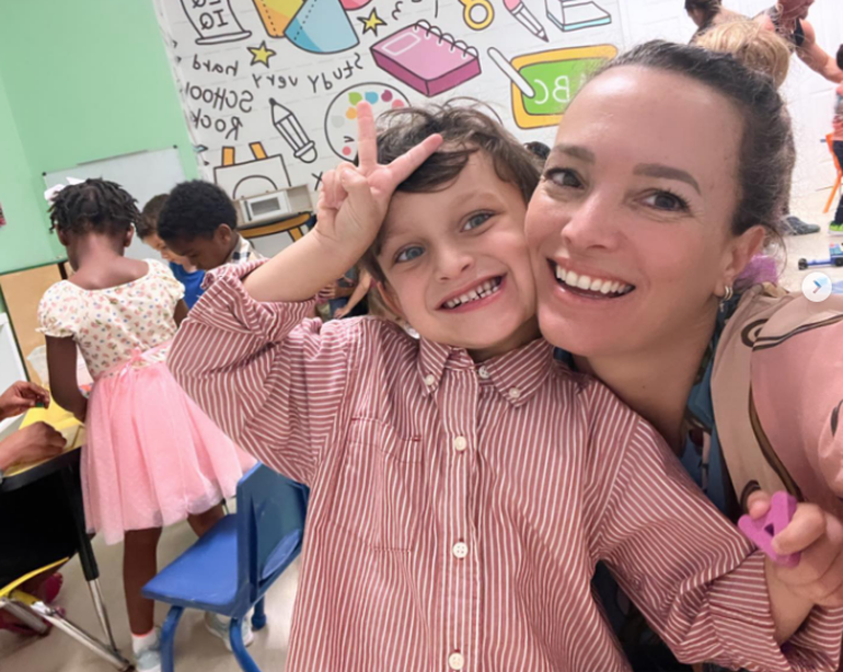Claudia Albertario junto a su hijo. Ambos viven en Miami.
