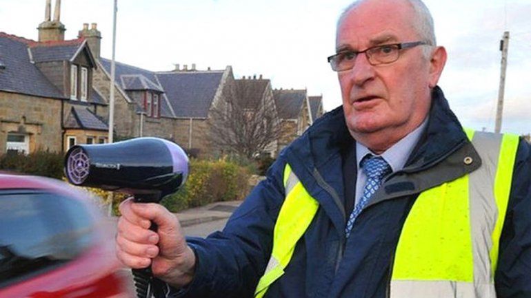 Vecinos usan secadores de pelo para asustar a los conductores