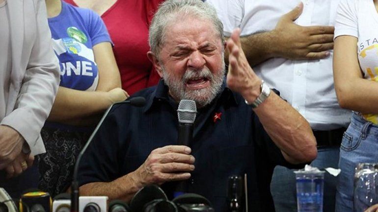 El ex presidente de Brasil fue al tribunal y recibió apoyo de su gente.