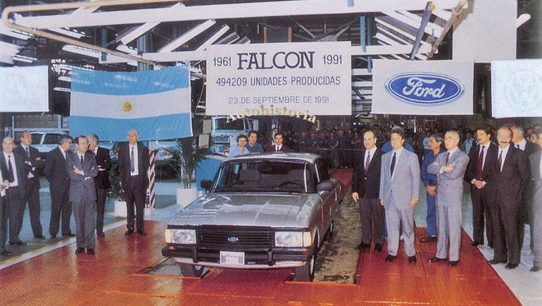 El último Ford Falcon al salir de la línea de montaje en General Pacheco