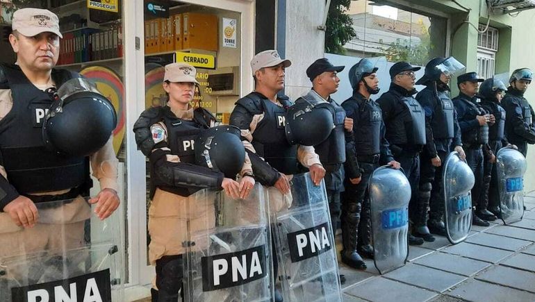 Fuerte presencia de Policía Federal y Prefectura en las puertas del ENACOM en Neuquén