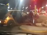 Fuertísimo choque en Ruta 22: conductor borracho se estrelló contra un semáforo