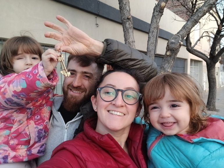 Julieta y Emanuel, junto a sus dos hijas.