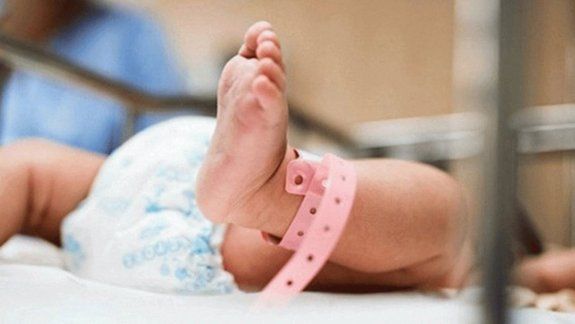 Una beba nació embarazada de su hermano gemelo