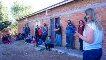 La intendenta de Plottier con los vecinos de la Toma Evita