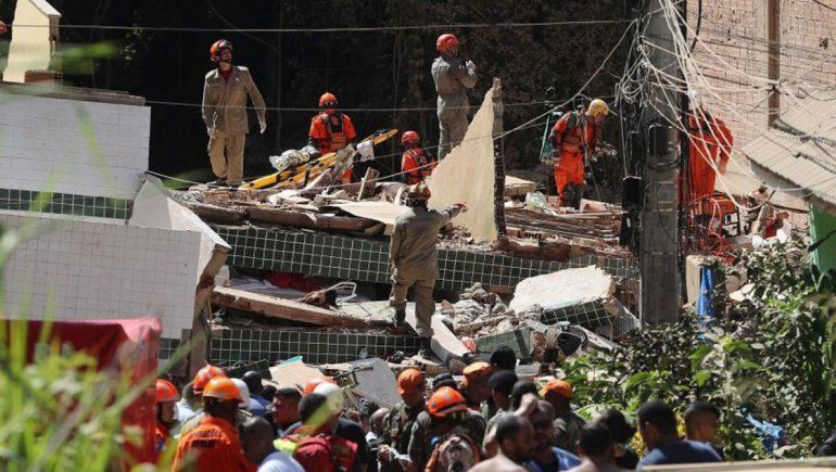 Al menos dos muertos por el derrumbe de un edificio