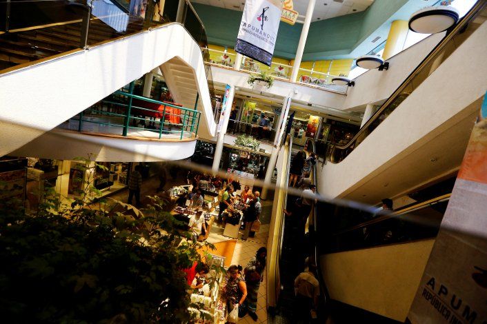 Foto de archivo de tiendas en un centro comercial en Santiago, Chile. Noviembre, 2014. REUTERS/Iván Alvarado Foto de archivo de tiendas en un centro comercial en Santiago, Chile. Noviembre, 2014. REUTERS/Iván Alvarado