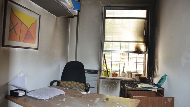 Crisafulli denunció un atentado en el edificio de la UNCo