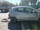 En La Falda, un auto derribó un poste de luz en un violento accidente.