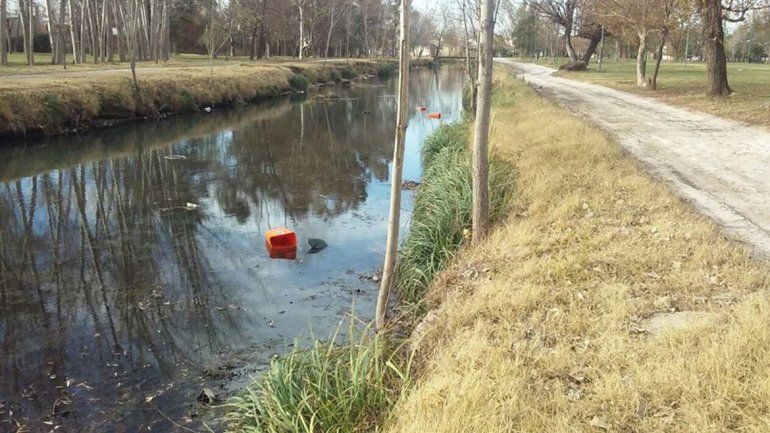 Los recipientes plásticos aparecieron flotando en el Durán.