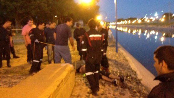 Hallaron a un hombre muerto flotando en un canal de Roca