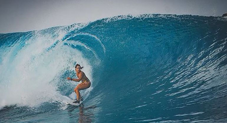 Giulia Manfrini, surfeando en Indonesia Giulia Manfrini, surfeando en Indonesia