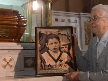 La religiosa Elda Scalco en el santuario de Laura Vucuña.