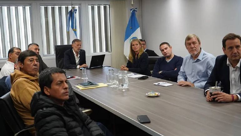 El gobierno reunió a los gremios por los accidentes fatales en las rutas petroleras. El gobierno reunió a los gremios por los accidentes fatales en las rutas petroleras.