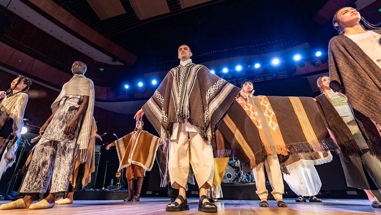 Un poncho de una artesana neuquina mapuche la rompió en la inauguración del MICA