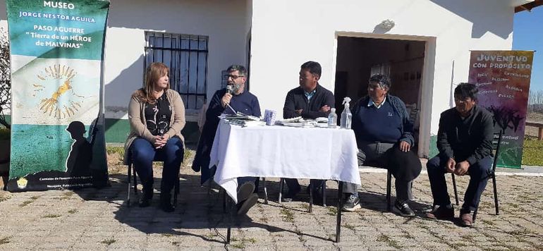La presentación de un libro con historias de combatientes de Malvinas convocó a los familiares del primer neuquino muerto en la guerra en el Museo de Paso Aguerre. A la derecha, Lucrecio y Carlos, tío y primo de Moncho, respectivamente.