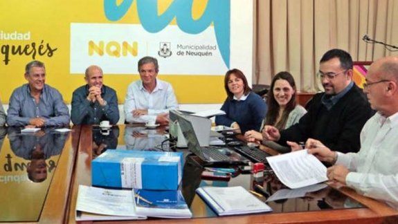 Funcionarios municipales, ayer, en la firma del contrato del Metrobús.