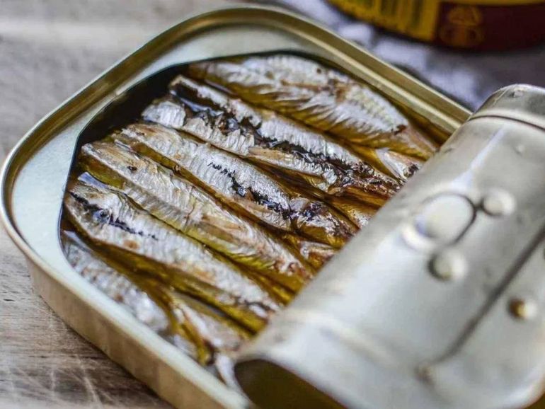 Comió sardinas en un famoso restaurante y murió de botulismo