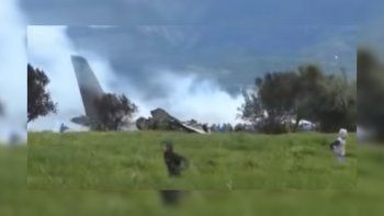 mas de 250 muertos al caerse un avion militar argelino
