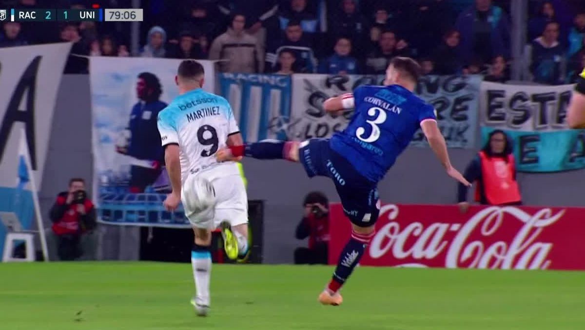 La dura entrada que dejó a Racing con mayoría de jugadores por expulsión.