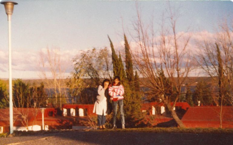 Luego de su experiencia en Los Carrizos, Lucrecia aceptó una propuesta de trabajo en El Chocón.