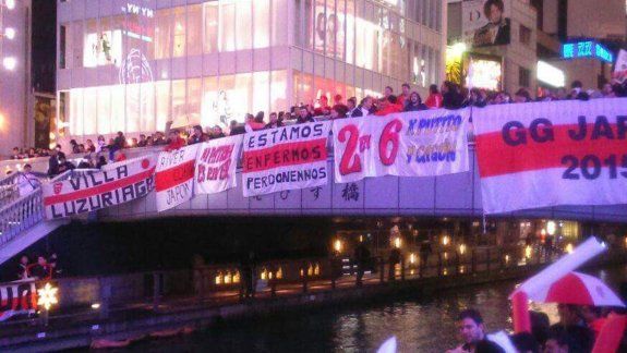 Japón se vistió de rojo y blanco. El público millonario copó Osaka con un banderazo de miles de personas. Además, otros cientos acompañaron al micro a la salida del hotel.