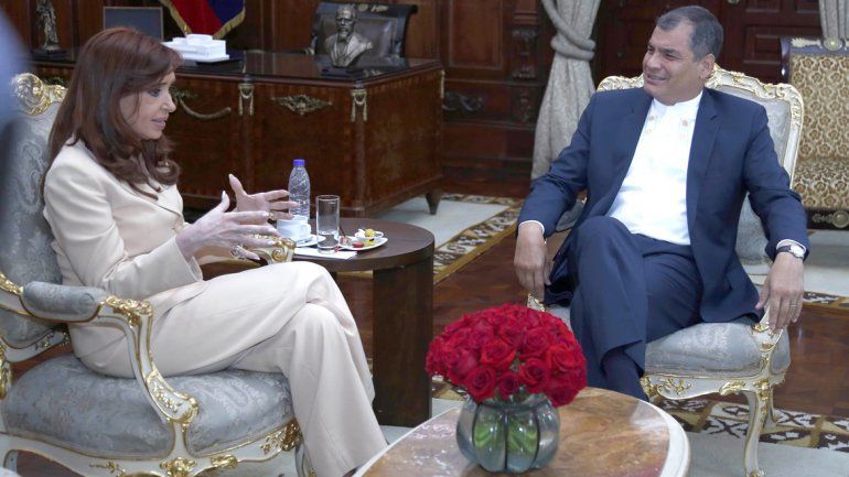 Cristina Fernández fue condecorada en Ecuador