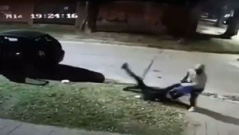 Violento intento de robo a una mujer: la arrastró para sacarle su cartera