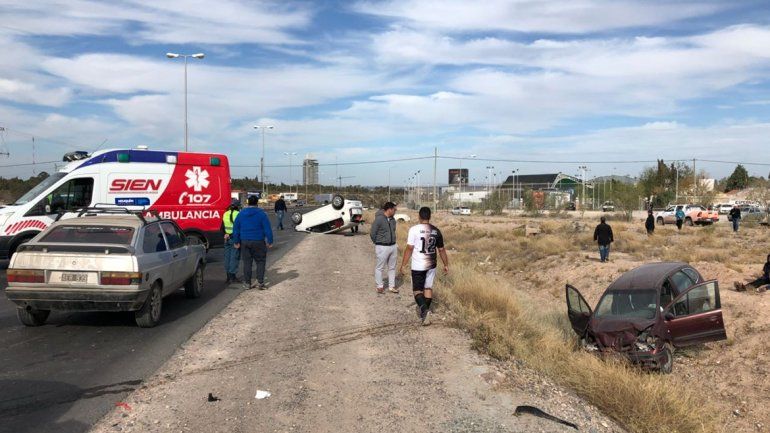 Mordió la banquina, chocó con otro auto y terminó con las ruedas para arriba