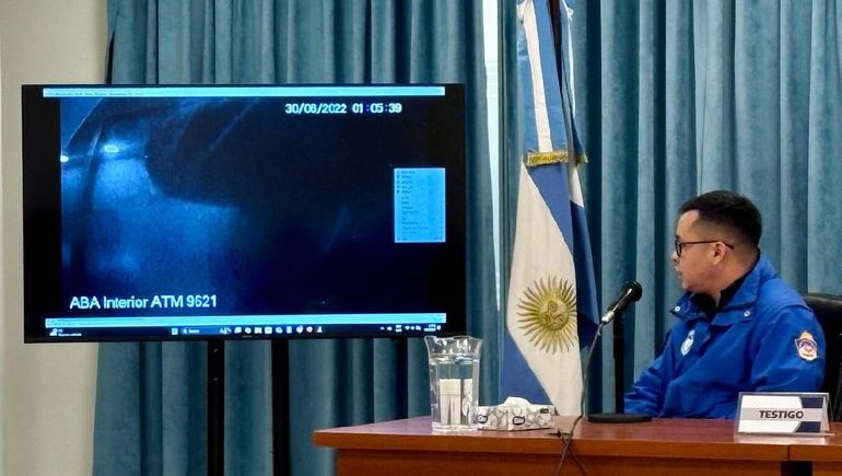 El cabo primero Cristian Berdugo fue uno de los que cotejó la información fílmica de los cajeros en la causa de la estafa con planes sociales. El cabo primero Cristian Berdugo fue uno de los que cotejó la información fílmica de los cajeros en la causa de la estafa con planes sociales.