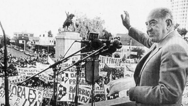 Felipe Sapag saluda a sus seguidores tras el triunfo electoral.