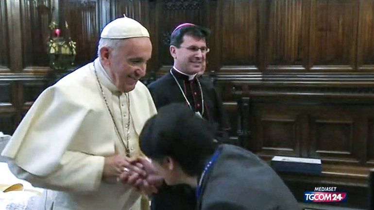 ¿Por qué el Papa no deja que besen su anillo?