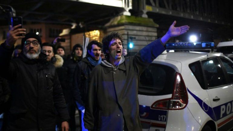 Escrache a Macron en el teatro