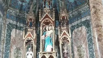 El comisario de Rawson que recibio la denuncia informó que el o los intrusos defecaron y orinaron en la parte posterior del altar, El comisario de Rawson que recibio la denuncia informó que el o los intrusos defecaron y orinaron en la parte posterior del altar,